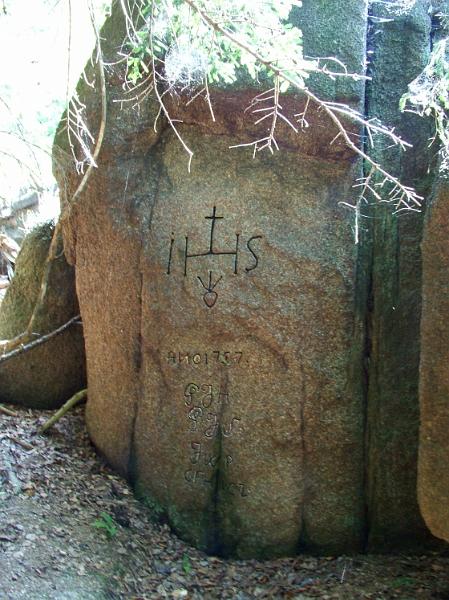 Mesni kameny I.jpg - Staré kněžiště v hřebeni Mešních kamenů. Pod tohle skálou se scházeli zakázaní evangelíci.